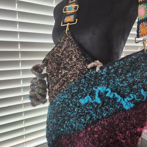 Purse, crossbody, freeform crocheted, new. 14x12.Adjustable strap. - Picture 2 of 3